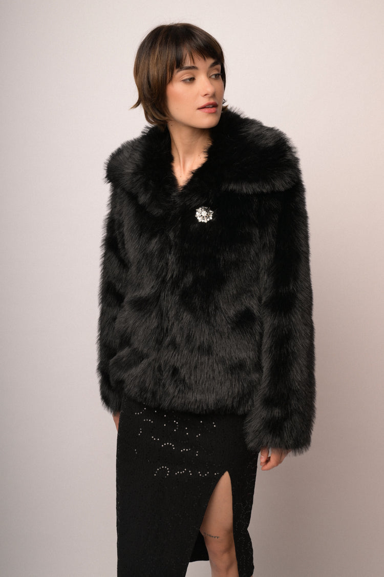 Giacca in faux fur nera con spilla gioiello