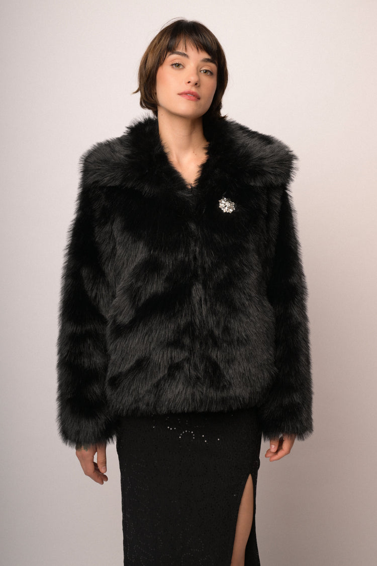 Giacca in faux fur nera con spilla gioiello
