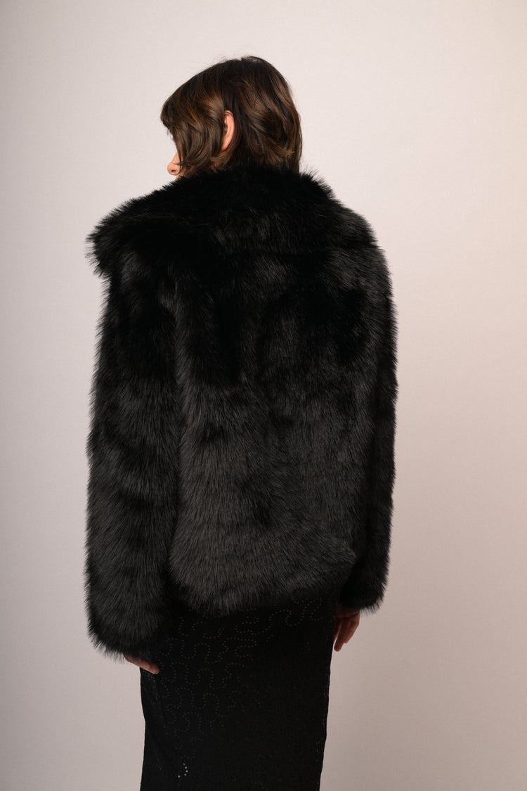 Giacca in faux fur nera con spilla gioiello