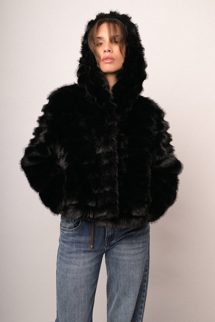 Giacca corta in faux fur nera con cappuccio