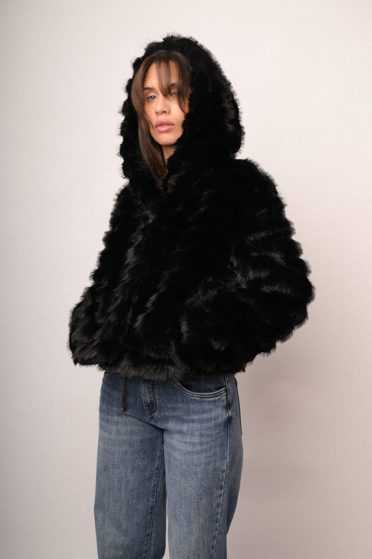 Giacca corta in faux fur nera con cappuccio