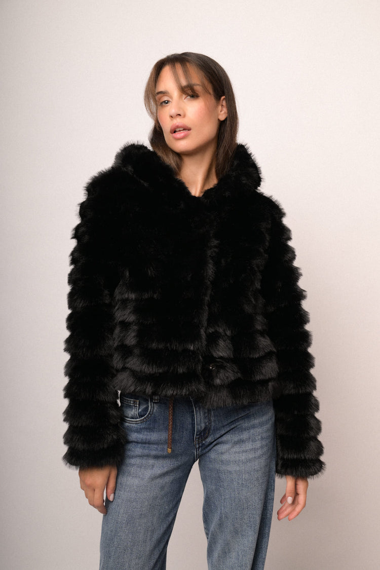 Giacca corta in faux fur nera con cappuccio