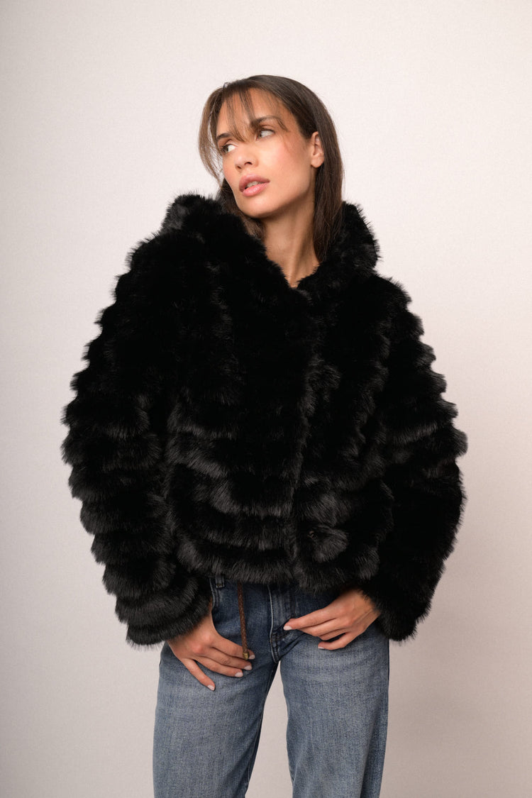 Giacca corta in faux fur nera con cappuccio