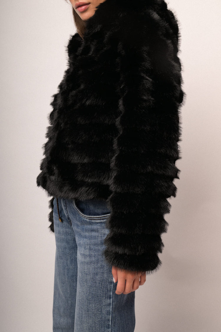 Giacca corta in faux fur nera con cappuccio
