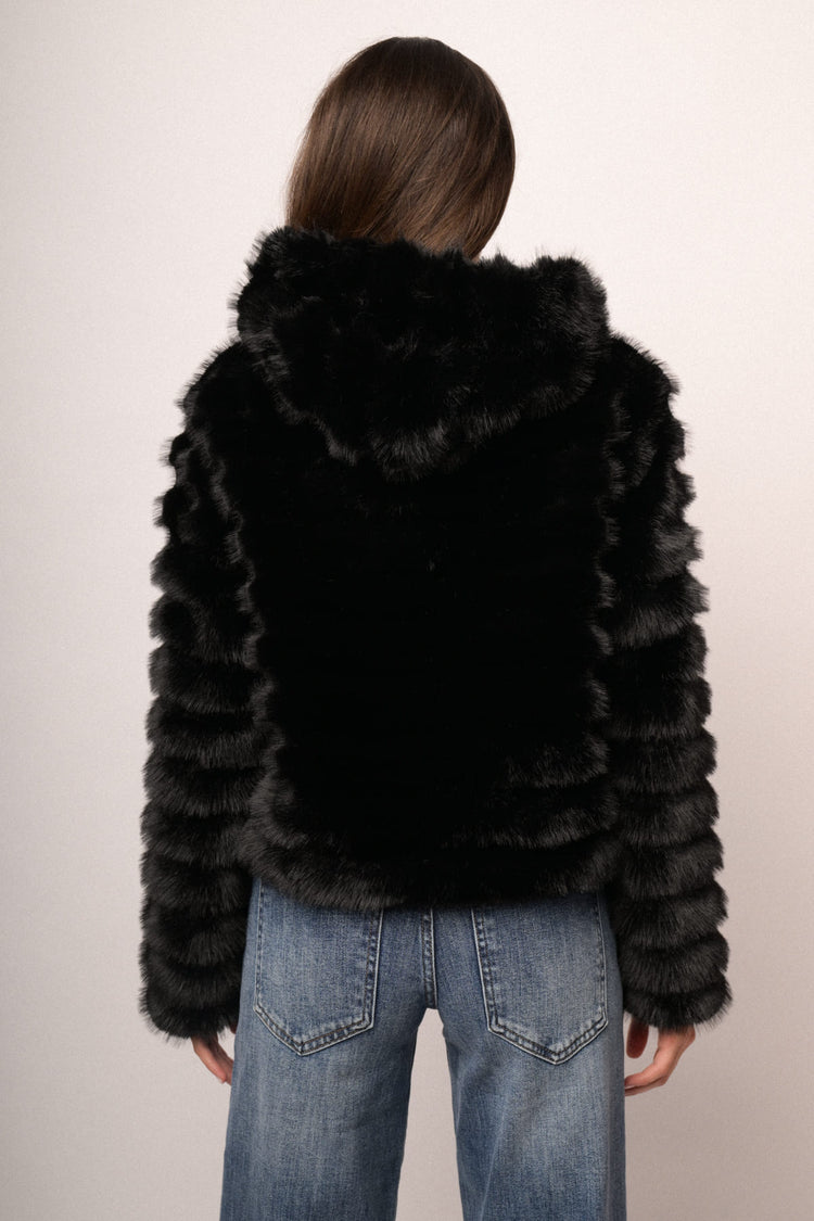 Giacca corta in faux fur nera con cappuccio