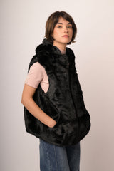 Gilet in faux fur nero con cappuccio
