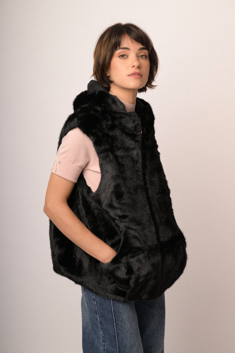 Gilet in faux fur nero con cappuccio