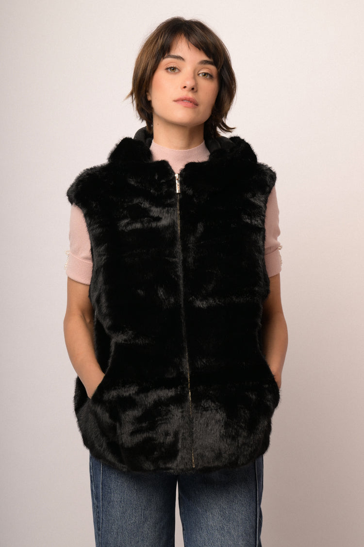 Gilet in faux fur nero con cappuccio
