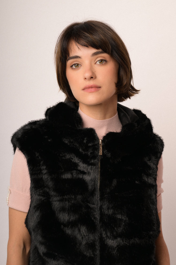 Gilet in faux fur nero con cappuccio