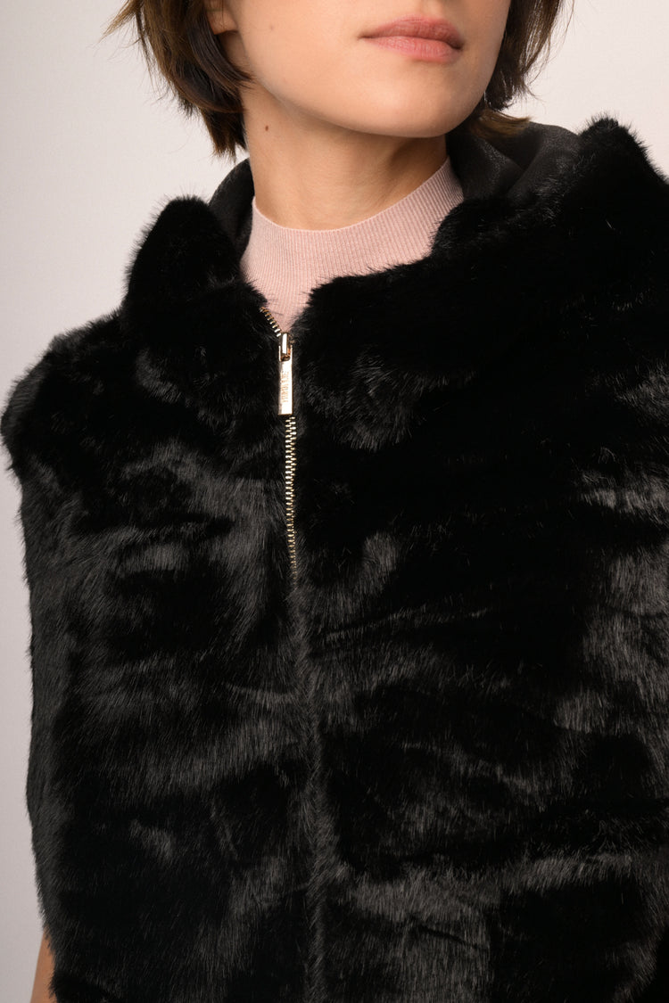 Gilet in faux fur nero con cappuccio