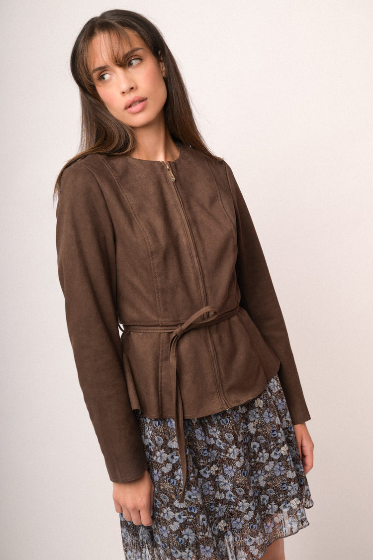 Giacca in faux suede cioccolato con cintura