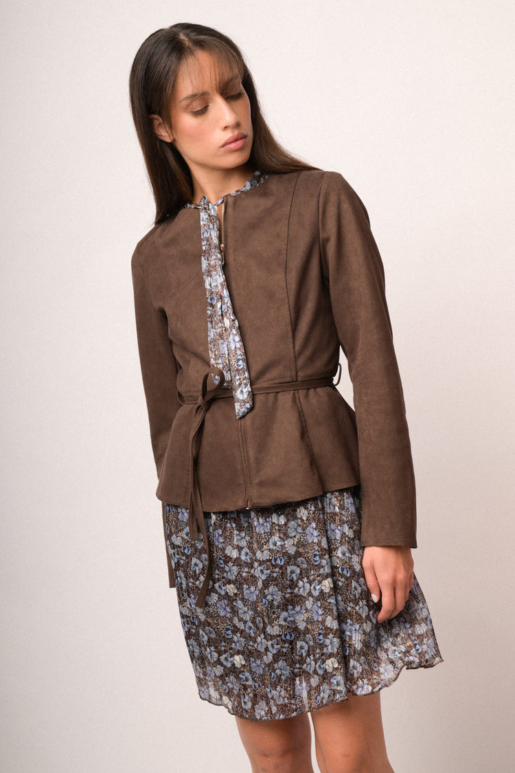 Giacca in faux suede cioccolato con cintura
