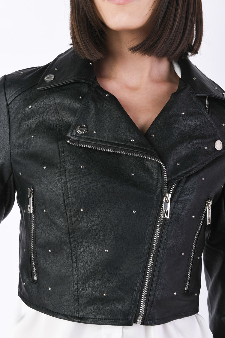 Giacca crop in similpelle con borchie