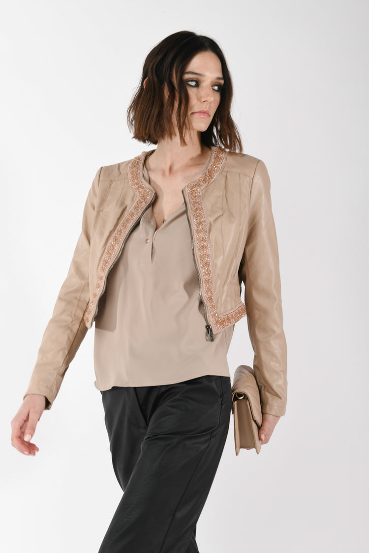 Giacca crop in similpelle con strass