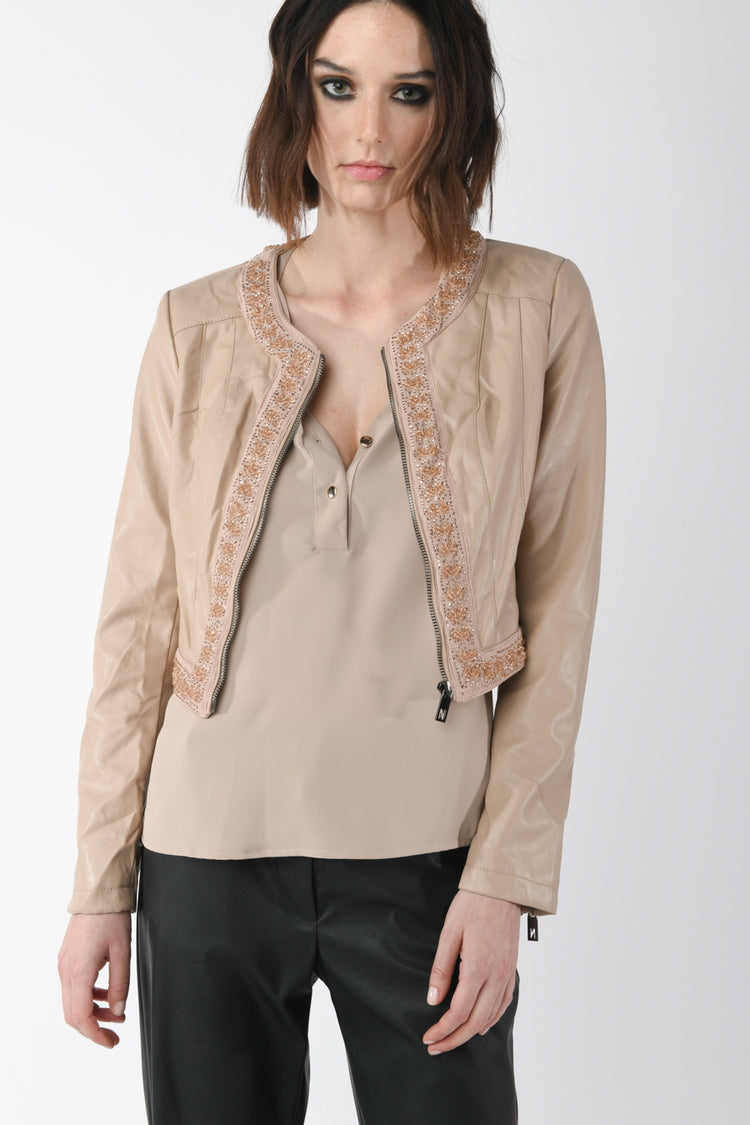 Giacca crop in similpelle con strass