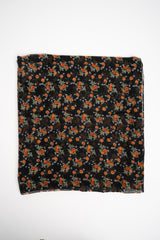 Sciarpa con piccoli fiori nero