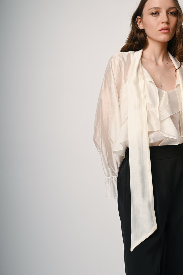 Blusa con fiocco e maniche lunghe