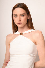 Top halter bianco con anello oro