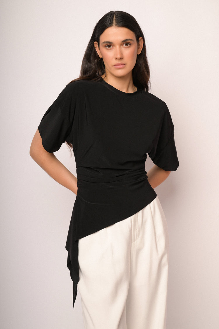 Maglia nera con arricciatura e fondo asimmetrico