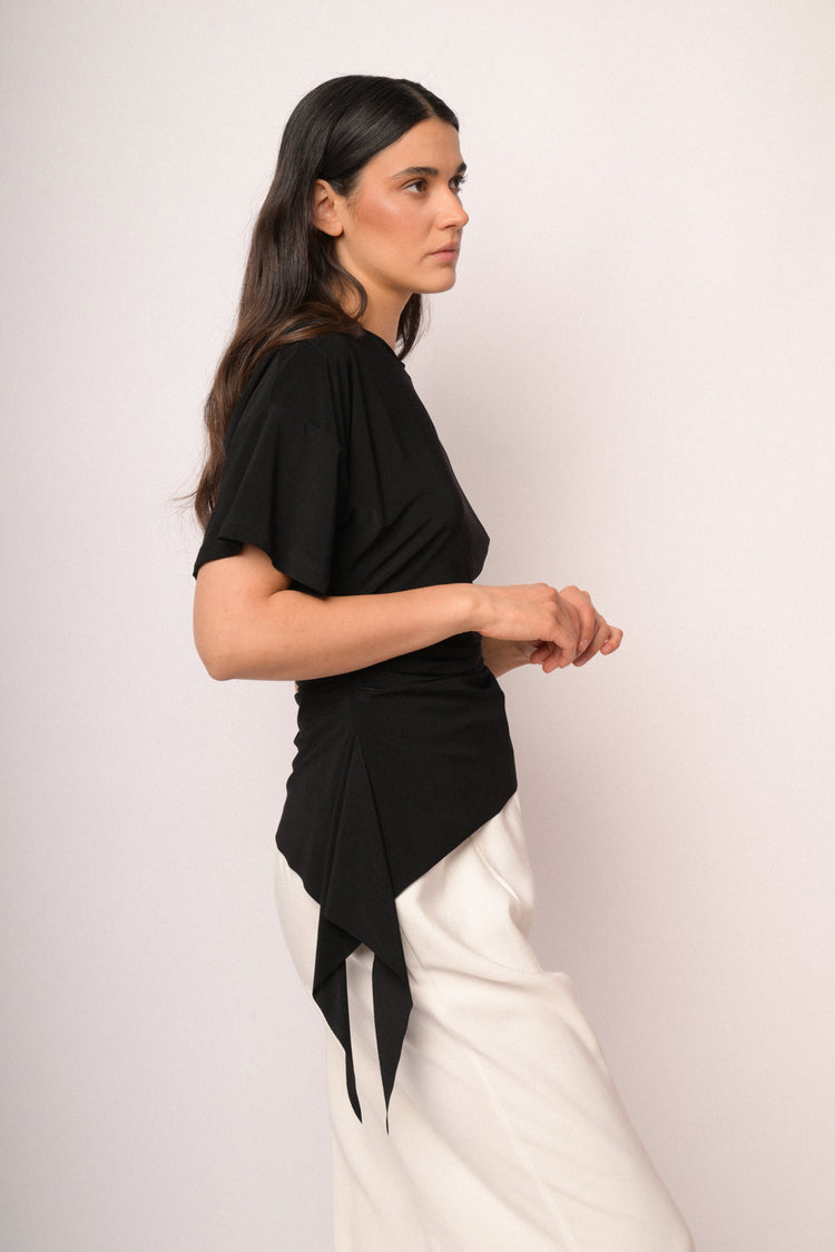 Maglia nera con arricciatura e fondo asimmetrico