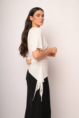 Maglia color panna drappeggiata con fondo asimmetrico