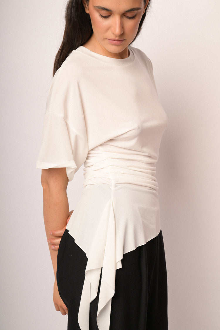 Maglia color panna drappeggiata con fondo asimmetrico
