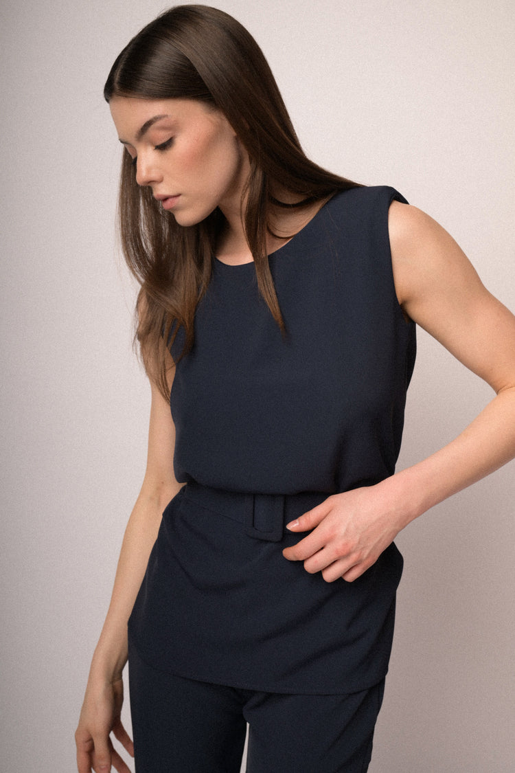 Top smanicato con cintura
