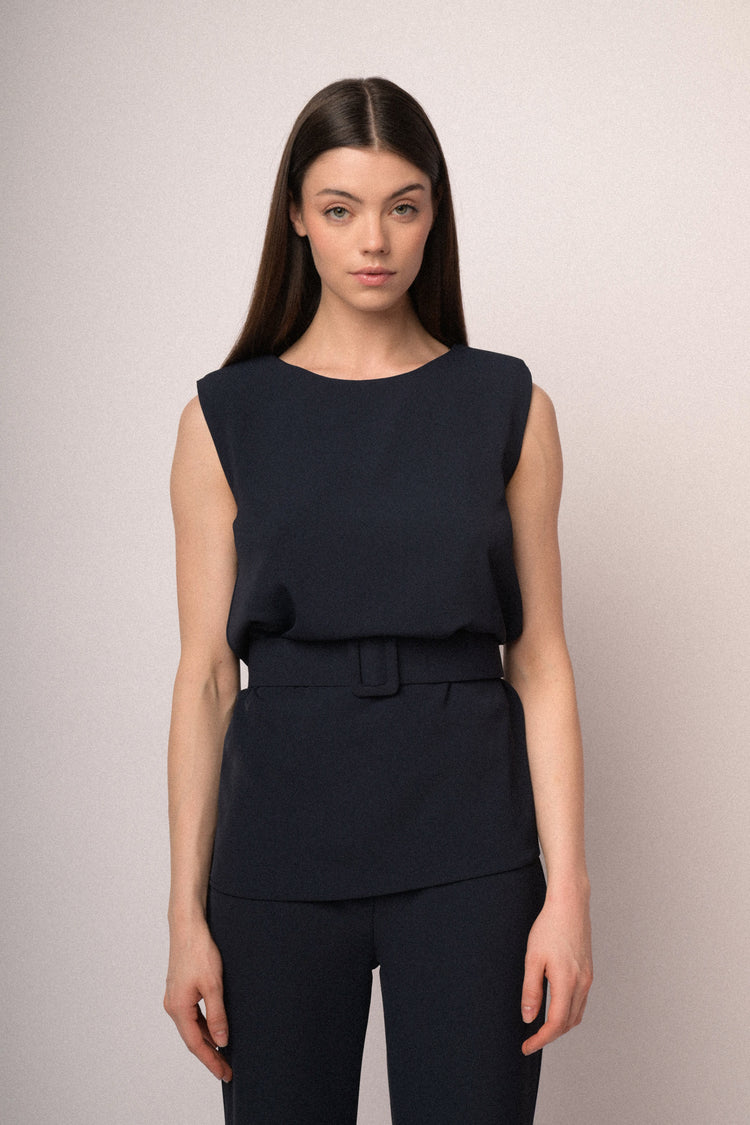 Top smanicato con cintura
