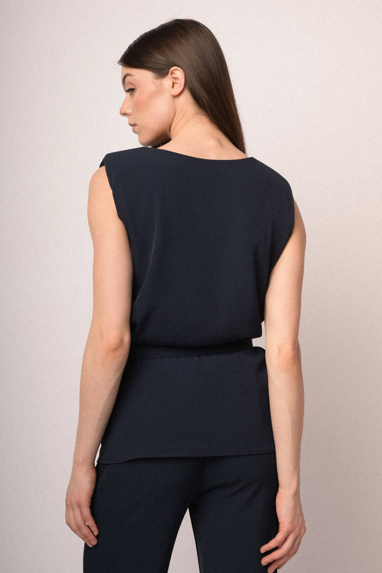 Top smanicato con cintura