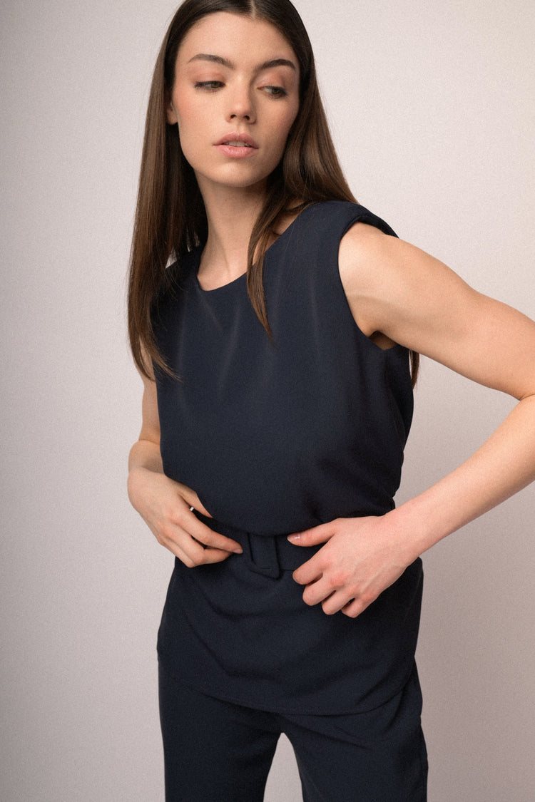 Top smanicato con cintura