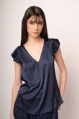 Top in raso blu con scollo a V e maniche ad aletta