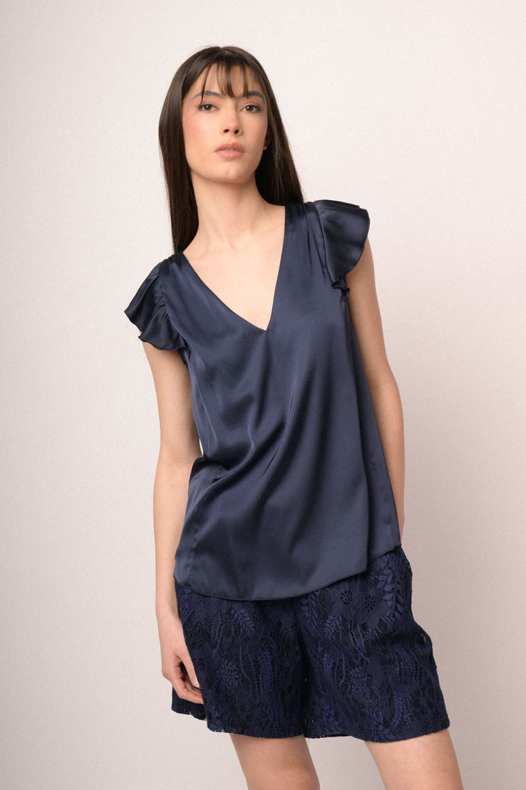 Top in raso blu con scollo a V e maniche ad aletta