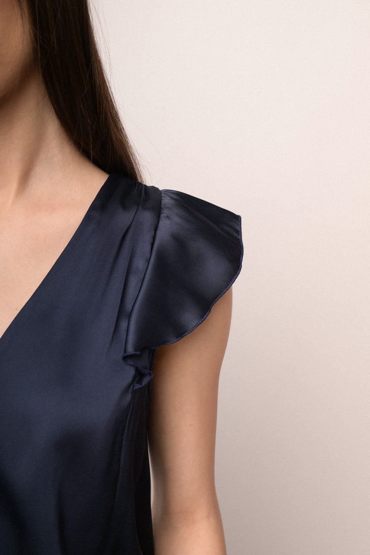 Top in raso blu con scollo a V e maniche ad aletta