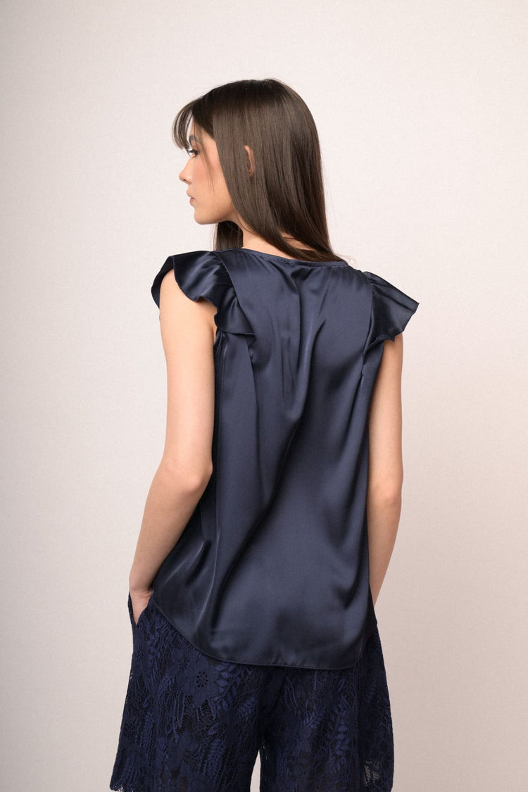 Top in raso blu con scollo a V e maniche ad aletta