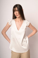 Top in raso bianco con scollo a V e maniche ad aletta
