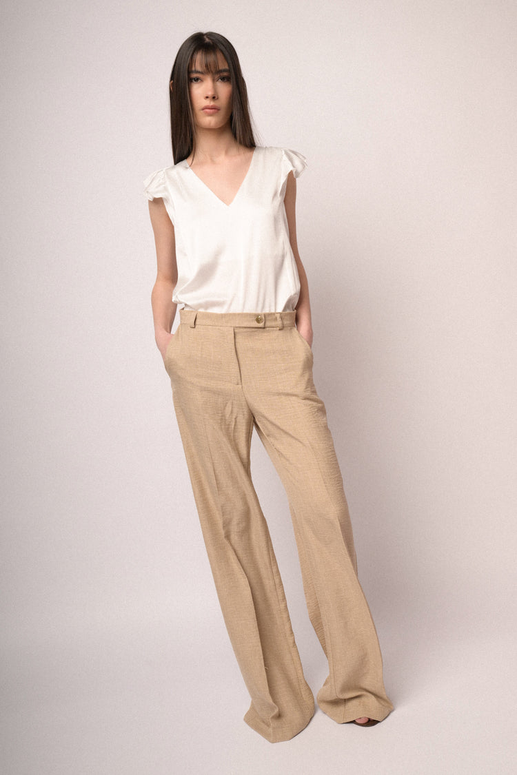 Top in raso bianco con scollo a V e maniche ad aletta