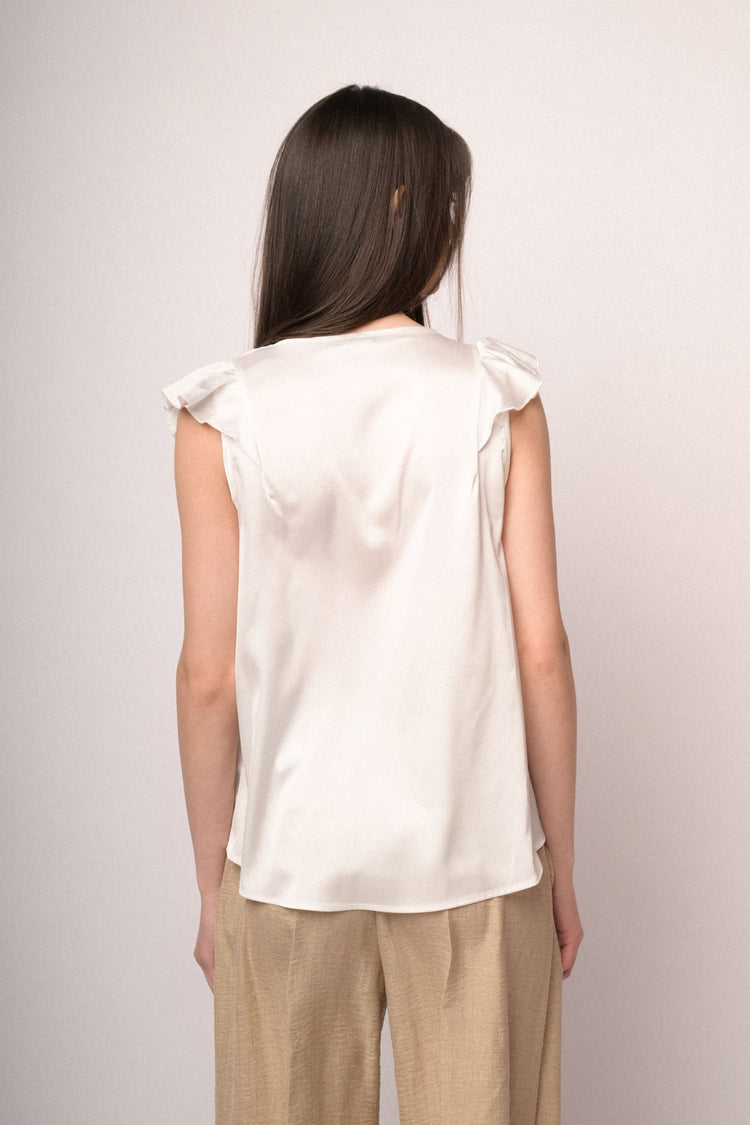 Top in raso bianco con scollo a V e maniche ad aletta