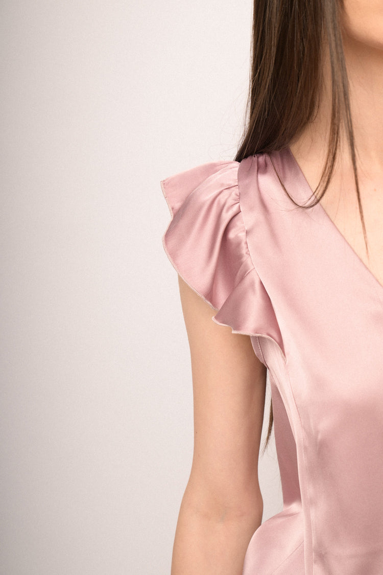 Top in raso rosa con scollo a V e maniche ad aletta