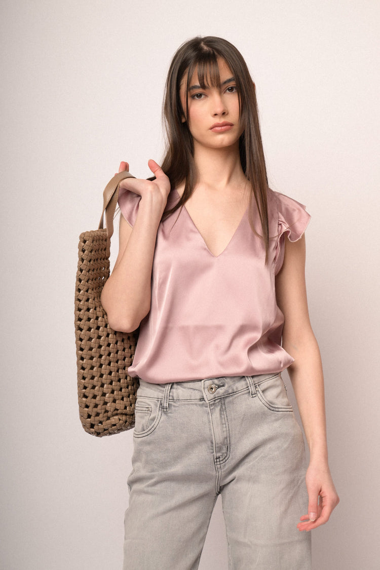 Top in raso rosa con scollo a V e maniche ad aletta