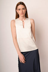 Top smanicato in raso bianco con scollo a goccia