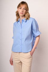 Camicia boxy-fit in cotone azzurro con maniche arrotolate