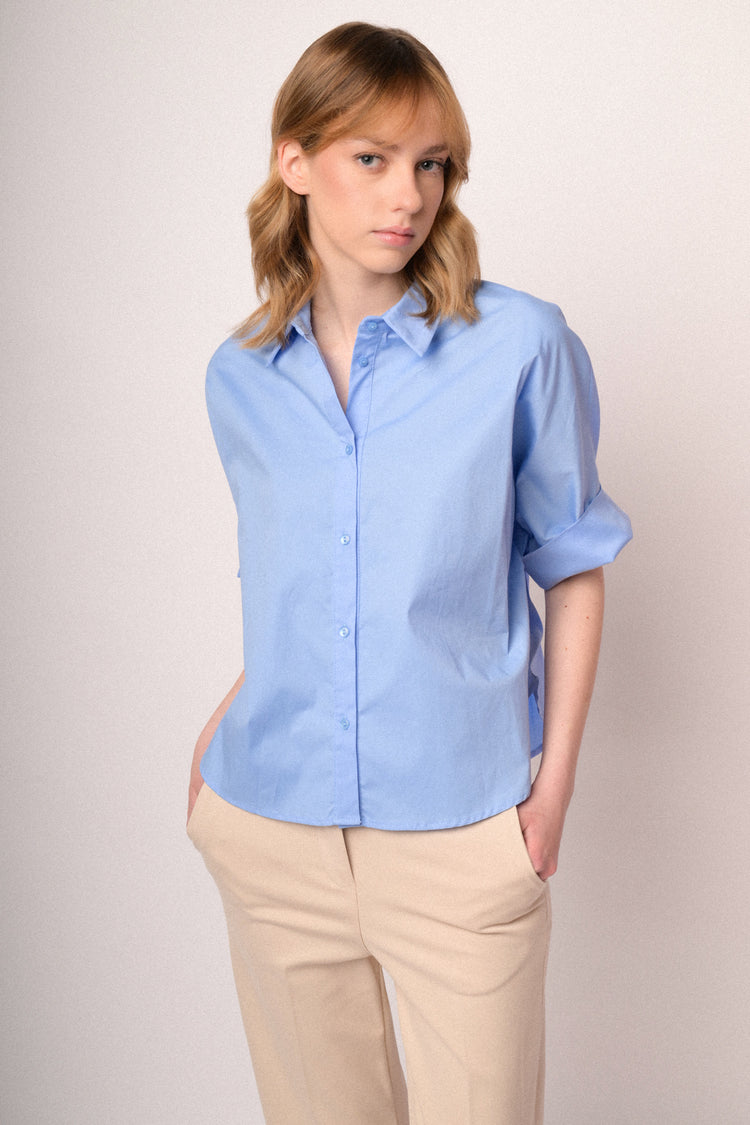 Camicia boxy-fit in cotone azzurro con maniche arrotolate