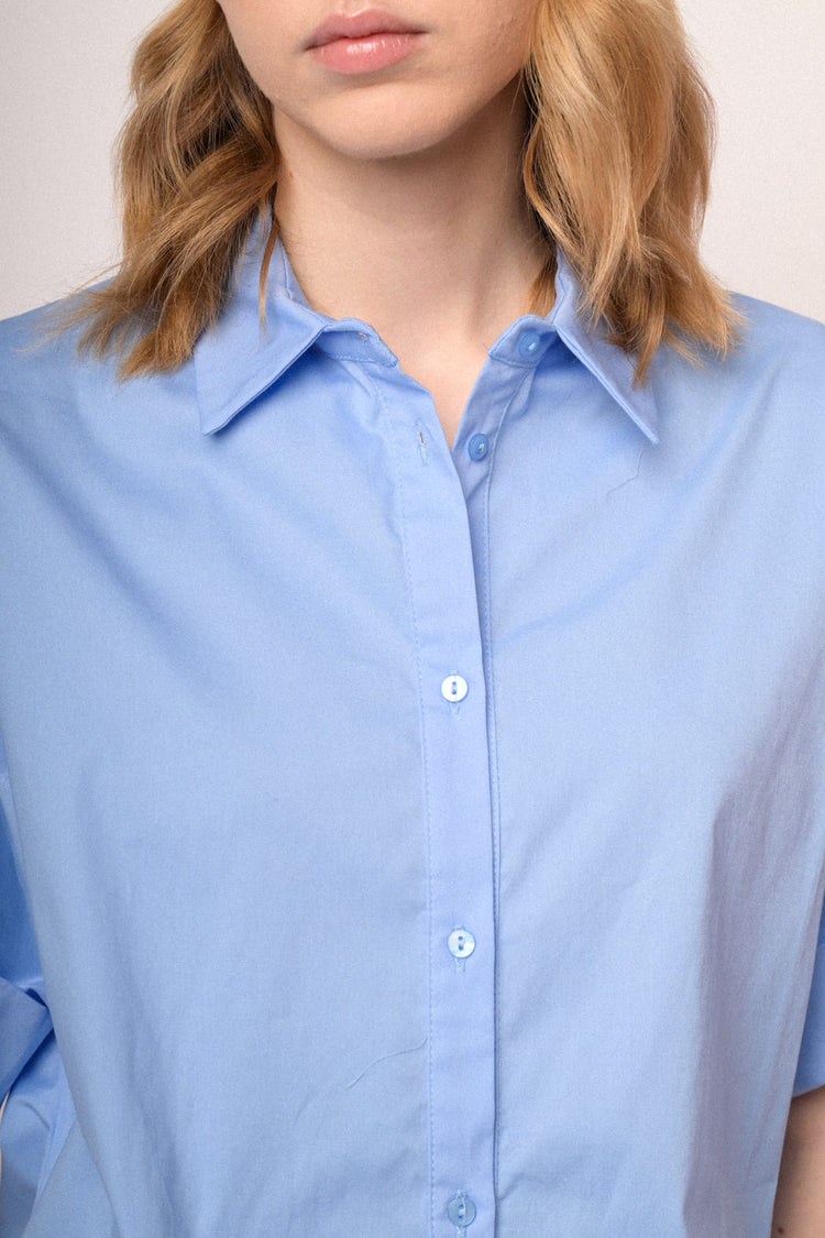 Camicia boxy-fit in cotone azzurro con maniche arrotolate