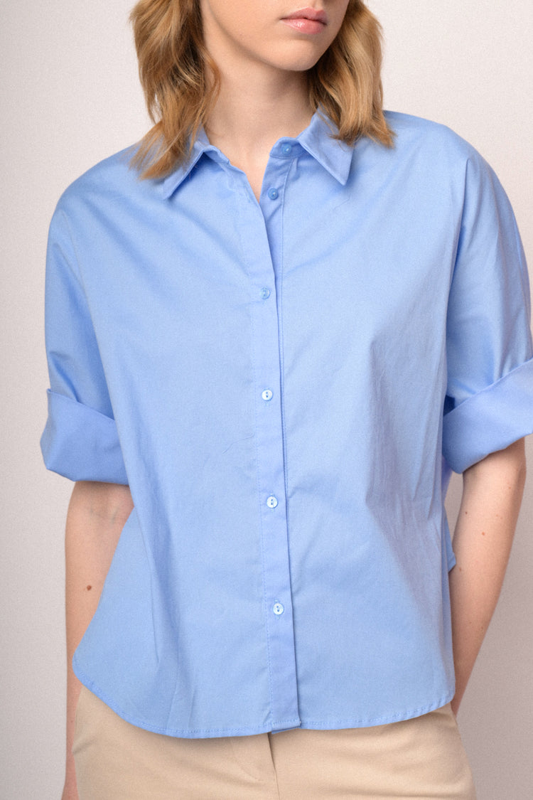 Camicia boxy-fit in cotone azzurro con maniche arrotolate
