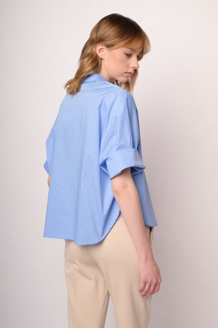 Camicia boxy-fit in cotone azzurro con maniche arrotolate