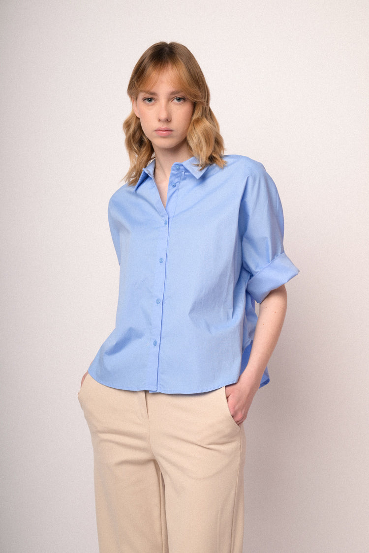 Camicia boxy-fit in cotone azzurro con maniche arrotolate