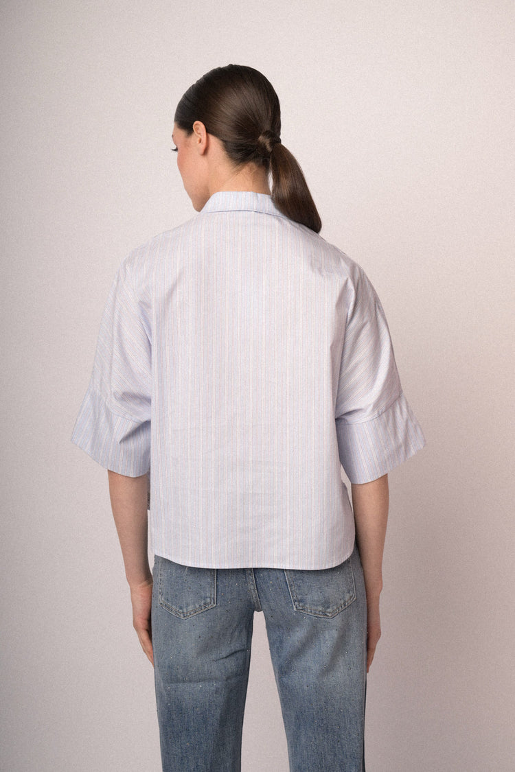 Camicia a righe con maniche crop