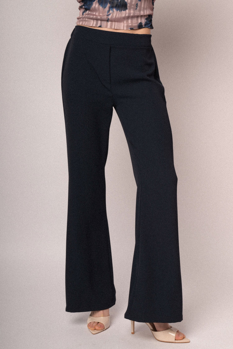 Pantaloni a gamba svasata