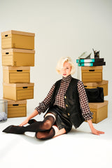Gilet in similpelle nera con bottoni dorati