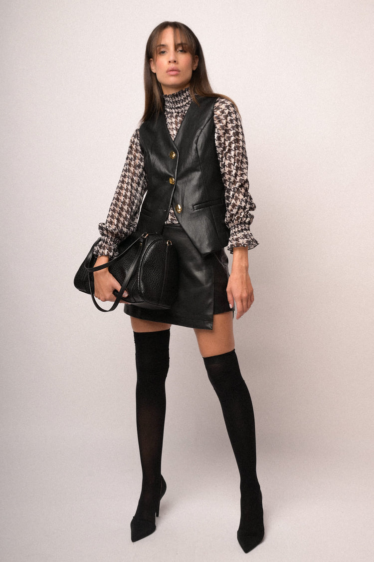 Gilet in similpelle nera con bottoni dorati